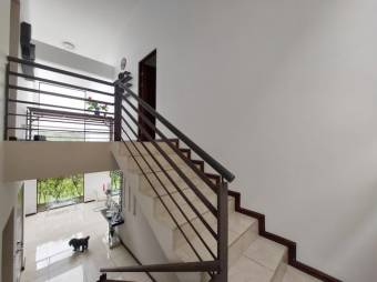 Se vende moderna casa con patio y terraza en condominio de Guácima en Alajuela 24-1680