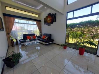 Se vende moderna casa con patio y terraza en condominio de Guácima en Alajuela 24-1680