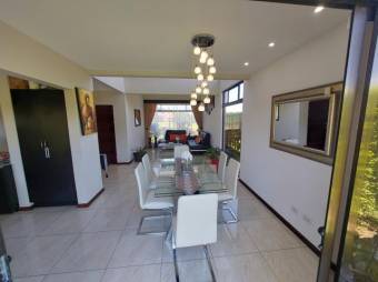 Se vende moderna casa con patio y terraza en condominio de Guacima en 