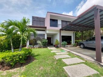 Se vende moderna casa con patio y terraza en condominio de Guacima en 