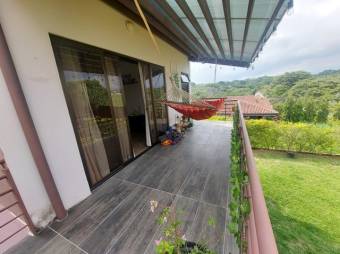 Se vende moderna casa con patio y terraza en condominio de Guácima en Alajuela 24-1680