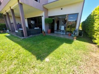 Se vende moderna casa con patio y terraza en condominio de Guácima en Alajuela 24-1680