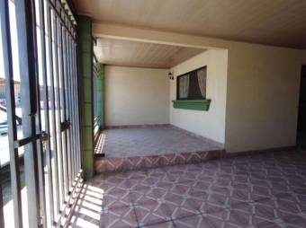 Se vende espaciosa casa con patio y terraza en San José de Alajuela 24-1144