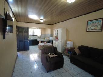 Se vende espaciosa casa con patio y terraza en San José de Alajuela 24-1144