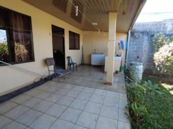 Se vende espaciosa casa con patio y terraza en San José de Alajuela 24-1144