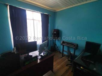 Se vende espaciosa casa con patio en Alajuela Centro 23-1608