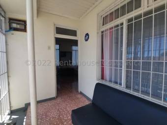 Se vende espaciosa casa con patio en Alajuela Centro 23-1608