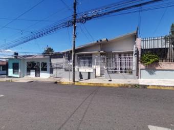 Se vende espaciosa casa con patio en Alajuela Centro 23-1608