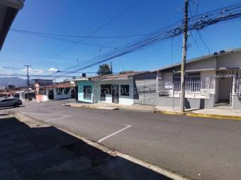 Se vende espaciosa casa con patio en Alajuela Centro 23-1608