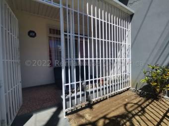 Se vende espaciosa casa con patio en Alajuela Centro 23-1608