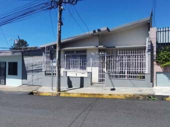 Se vende espaciosa casa con patio en Alajuela Centro 23-1608