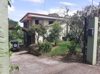 Se vende casa de 2 plantas con amplio lote de 930m2 en Desamparados de Alajuela 23-3550