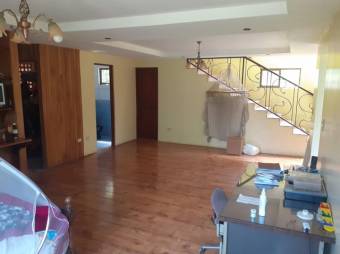 Se vende casa de 2 plantas con amplio lote de 930m2 en Desamparados de Alajuela 23-3550