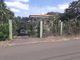 Se vende casa de 2 plantas con amplio lote de 930m2 en Desamparados de Alajuela 23-3550