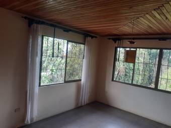 Se vende casa de 2 plantas con amplio lote de 930m2 en Desamparados de Alajuela 23-3550