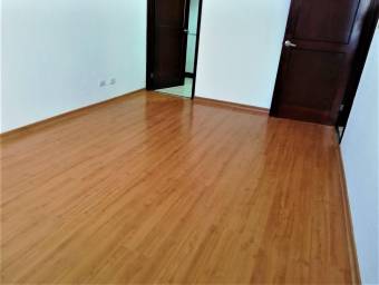 Se alquila espacioso apartamento en condominio de Santa Ana Centro 24-1856