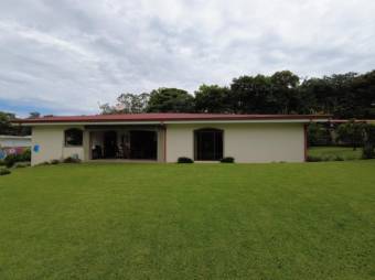 Se vende casa con amplio terreno de 2,00m2 en Tambor de Alajuela 23-3113