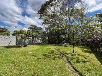 Se vende casa de 2 plantas con patio y terraza en Garita de Alajuela 23-1844