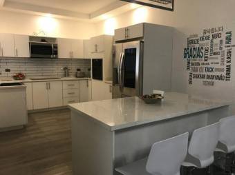 Se vende moderna casa con terraza en condominio de Guácima en Alajuela 24-1543