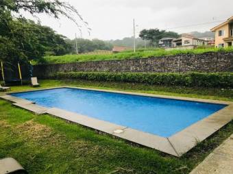 Se vende moderna casa con terraza en condominio de Guácima en Alajuela 24-1543