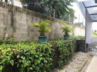 Se vende moderna casa con terraza en condominio de Guácima en Alajuela 24-1543