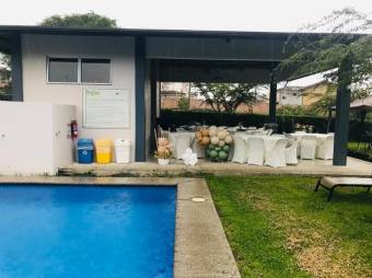 Se vende moderna casa con terraza en condominio de Guácima en Alajuela 24-1543