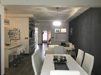 Se vende moderna casa con terraza en condominio de Guácima en Alajuela 24-1543