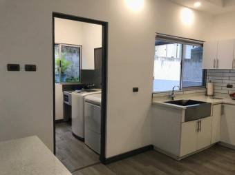 Se vende moderna casa con terraza en condominio de Guácima en Alajuela 24-1543