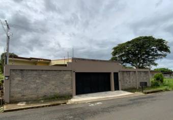 Se vende espaciosa casa con patio y terraza en Desamparados de Alajuela 23-517