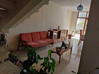 Se vende casa de 2 plantas con patio en Alajuela Centro 23-567