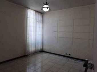 Se vende casa de 2 plantas con patio en Alajuela Centro 23-567