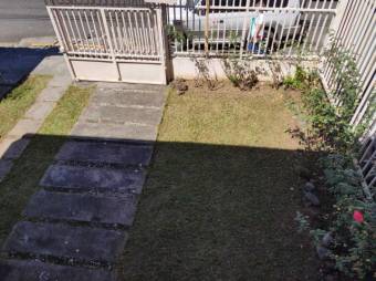 Se vende casa de 2 plantas con patio en Alajuela Centro 23-567