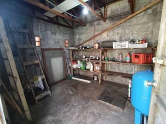 Se vende casa de 2 plantas con patio en Alajuela Centro 23-567