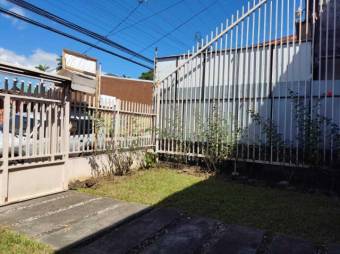 Se vende casa de 2 plantas con patio en Alajuela Centro 23-567