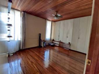 Se vende casa de 2 plantas con patio en Alajuela Centro 23-567