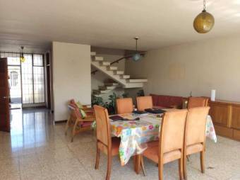 Se vende casa de 2 plantas con patio en Alajuela Centro 23-567