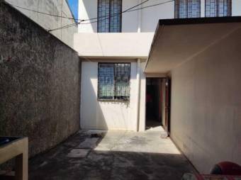 Se vende casa de 2 plantas con patio en Alajuela Centro 23-567