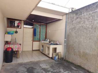 Se vende casa de 2 plantas con patio en Alajuela Centro 23-567