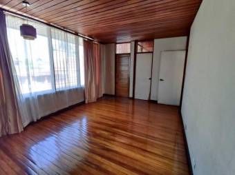 Se vende casa de 2 plantas con patio en Alajuela Centro 23-567