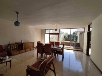 Se vende casa de 2 plantas con patio en Alajuela Centro 23-567