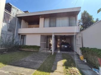 Se vende casa de 2 plantas con patio en Alajuela Centro 23-567