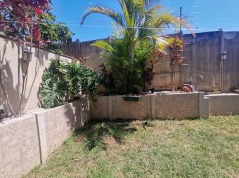 Se vende espaciosa casa con patio en condominio de Guácima en Alajuela 23-1591