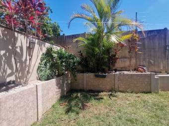 Se vende espaciosa casa con patio en condominio de Guácima en Alajuela 23-1591