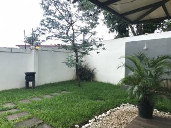 Se vende moderna casa de 2 plantas con patio en condominio de Rio Segundo en Alajuela 24-948