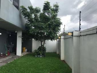 Se vende moderna casa de 2 plantas con patio en condominio de Rio Segundo en Alajuela 24-948