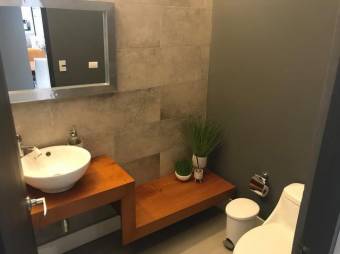 Se vende moderna casa de 2 plantas con patio en condominio de Rio Segundo en Alajuela 24-948