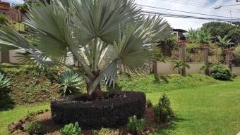 Se vende casa de 3 plantas con amplio terreno de 1,357m2 en Alajuela 23-357