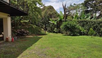 Se vende casa de 3 plantas con amplio terreno de 1,357m2 en Alajuela 23-357