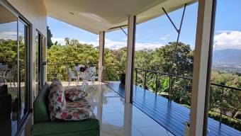 Se vende casa de 3 plantas con amplio terreno de 1,357m2 en Alajuela 23-357