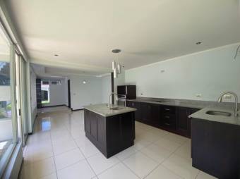 Se vende moderna casa con patio y terraza en condominio de San José en Alajuela 24-1715